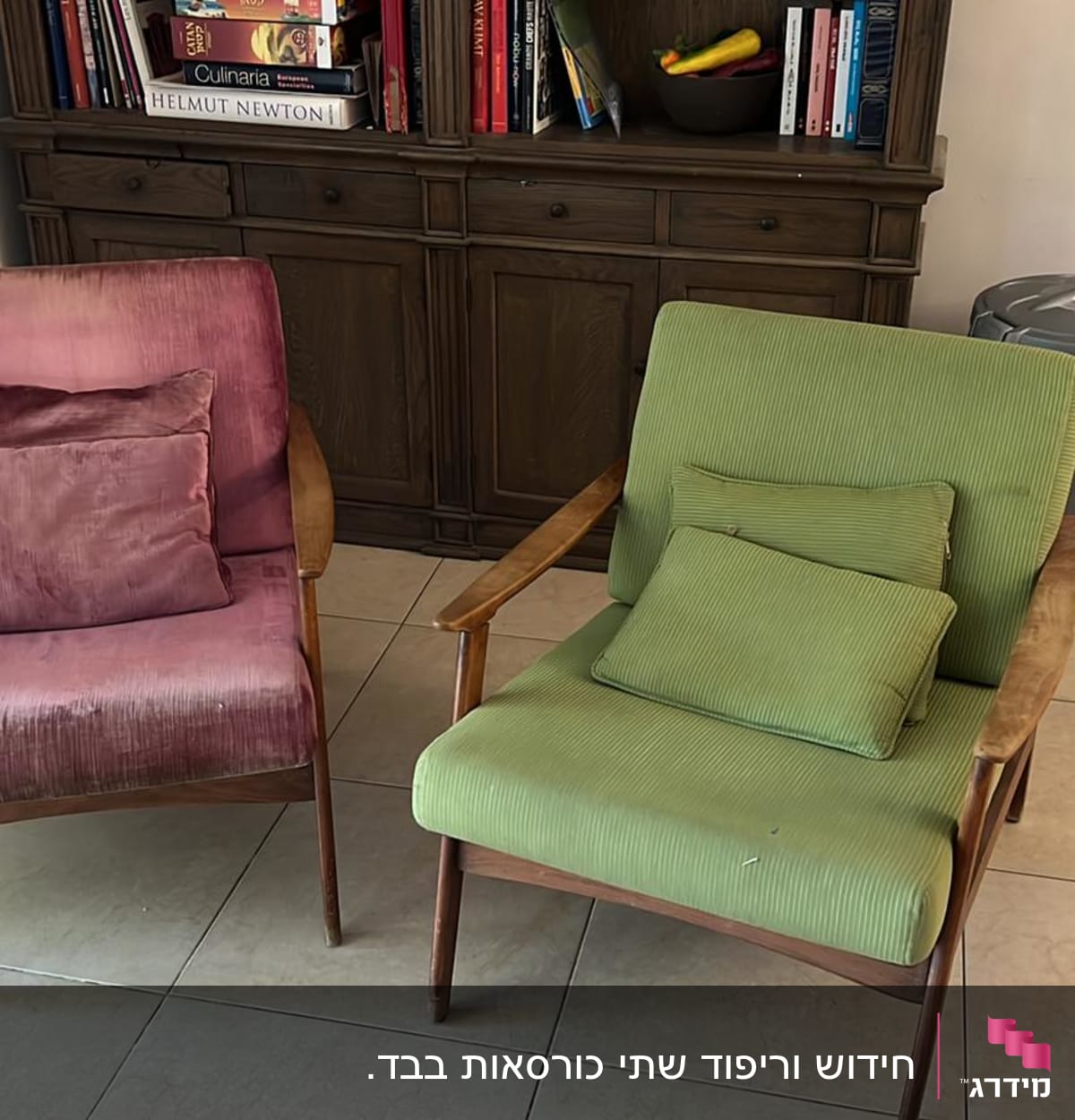 שני כיסאות עם כריות מרופדות בצבעים שונים